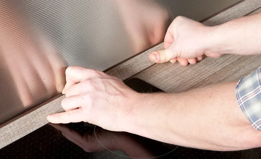 Küchenrückwand aus selbstklebenden Effektplatten
