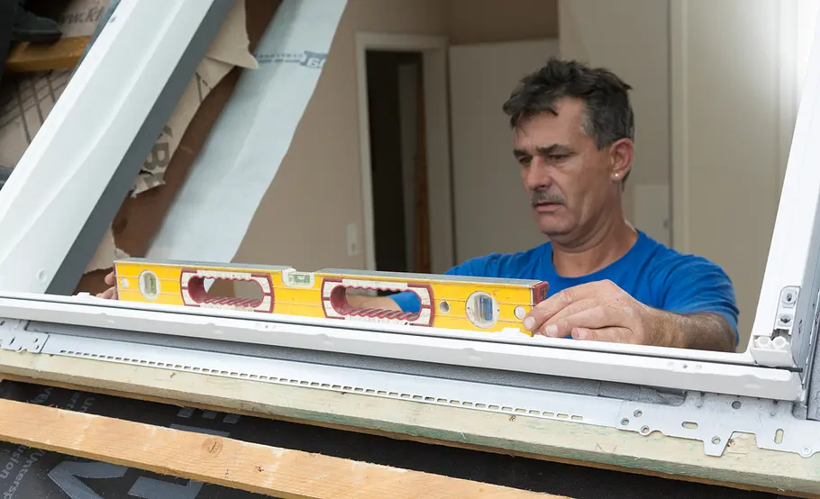 Velux Dachfenster mit Verdunkelungsrollo einbauen