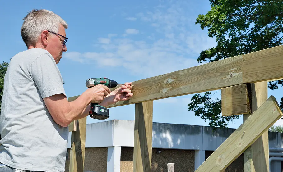 Luftige Pergola aus Holz selber bauen
