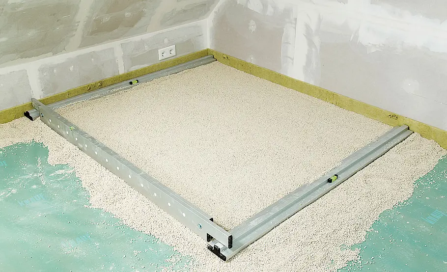 Dachboden mit Trockenschüttung dämmen