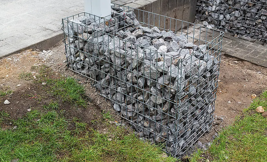 Terrasse mit Stufen in den Garten