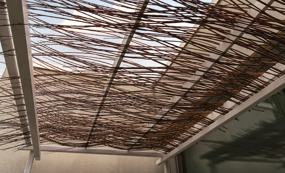 Sonnenschutz-Pergola mit Rattan-Dach bauen