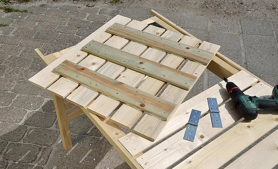 Sonnenliege und Tisch in einem