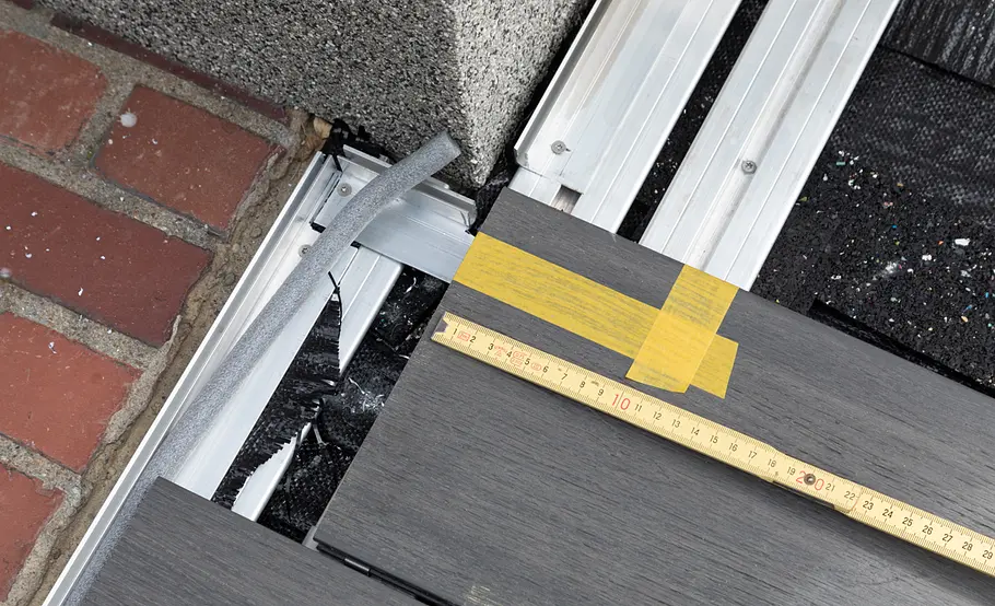 Terrassensanierung: WPC-Dielen im Wechselverband verlegen