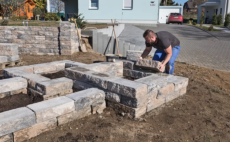Stufen-Hochbeet aus Betonsteinen mauern