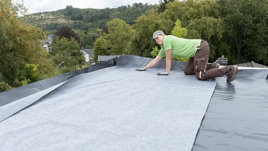 Schutzlage aus synthetischen Fasern wird darauf verlegt