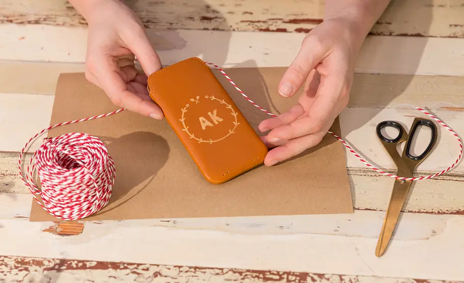 Handyhülle aus Leder gravieren