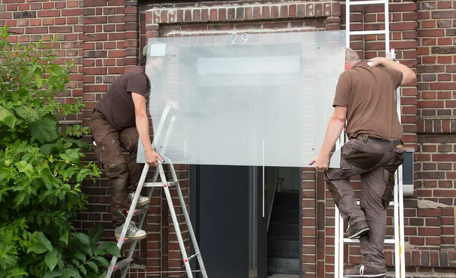 Hausvordach aus Glas und Edelstahl montieren
