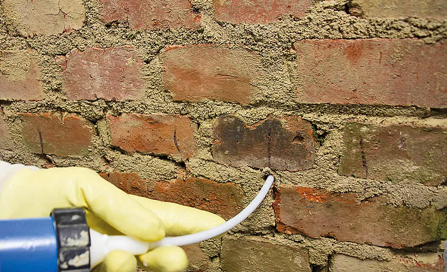 Wand horizontal abdichten per Injektion Wand horizontal abdichten per Injektion