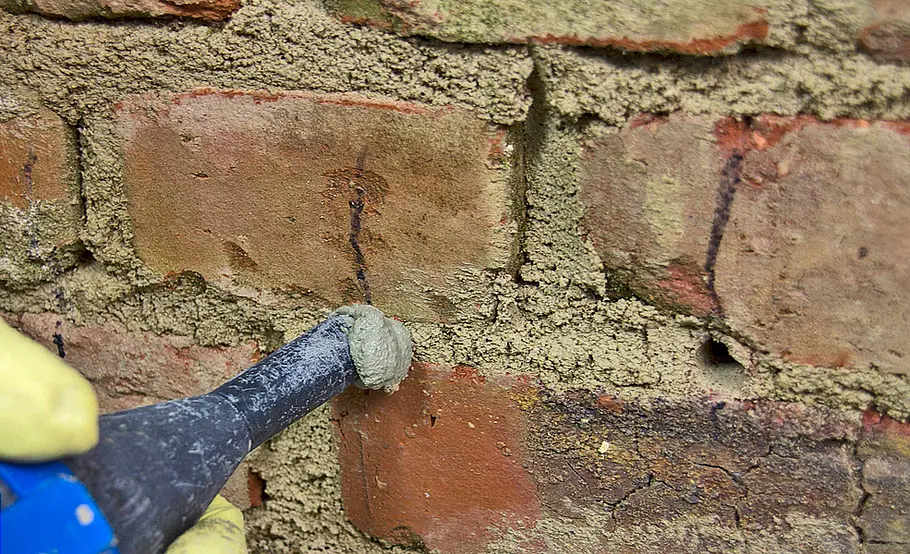 Wand horizontal abdichten per Injektion Wand horizontal abdichten per Injektion