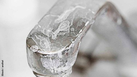 Verkalkter Wasserhahn - Foto: iStock / andhal