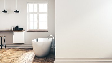 Badezimmer mit Badewanne und weißen Wänden - Foto: iStock/Peshkova