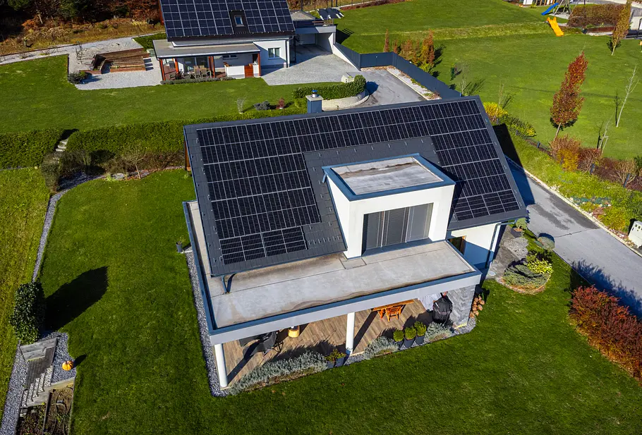 Solaranlage: Was kostet das? Zwei Häusers stehen in einer grünen Landschaft, auf den Dächern sind Module einer Solaranlage zu erkennen