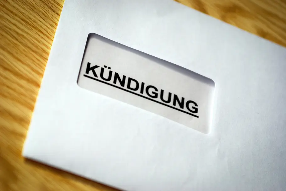 Ein Briefumschlag mit dem Wort Kündigung.