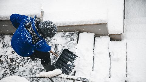 Hausbesitzer sind verpflichtet Gehwegen vor ihren Grundstücken zu räumen - Foto: iStock-miriam-doerr