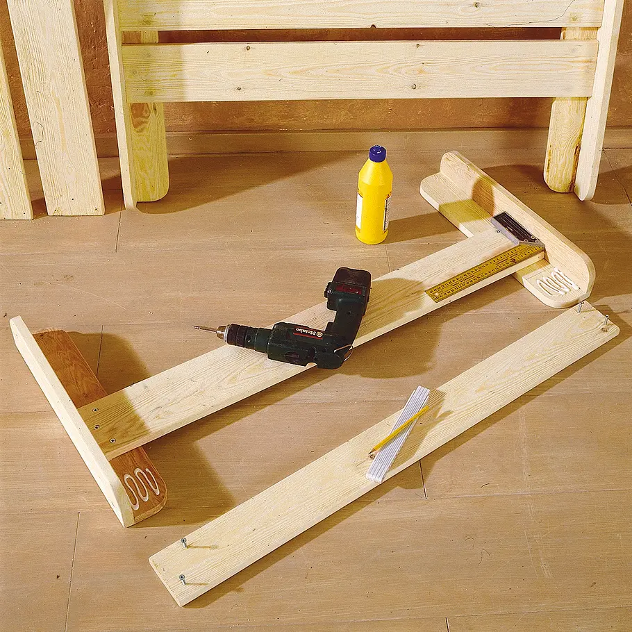 Kinderzimmermöbel: Bett bauen Bettkopf montieren