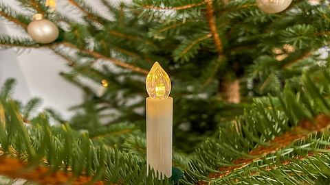 Kabellose Christbaumkerzen - Foto: iStock/Artjom Kissler