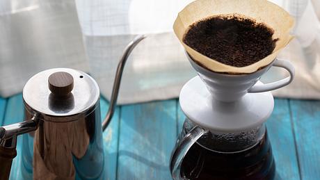 Kaffeesatz sollten Pflanzenliebhaber nicht mehr auf den Kompost werfen. - Foto: iStock / yipengge