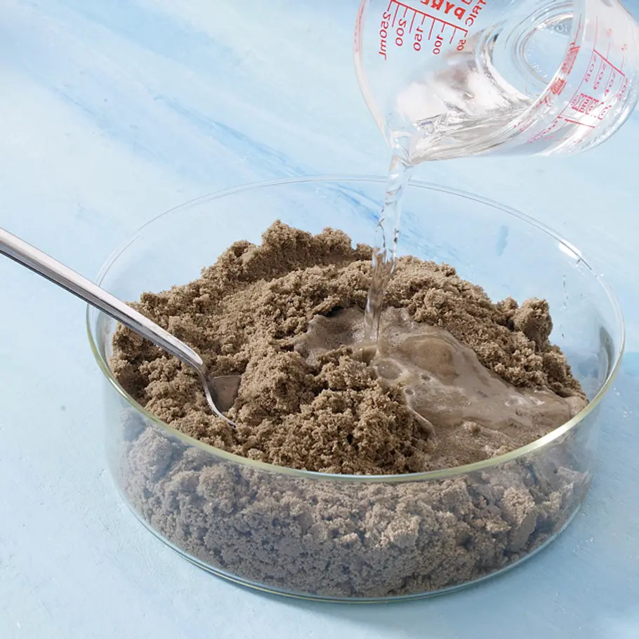 Kerze gießen: Schritt 3 von 11 Sand mischen
