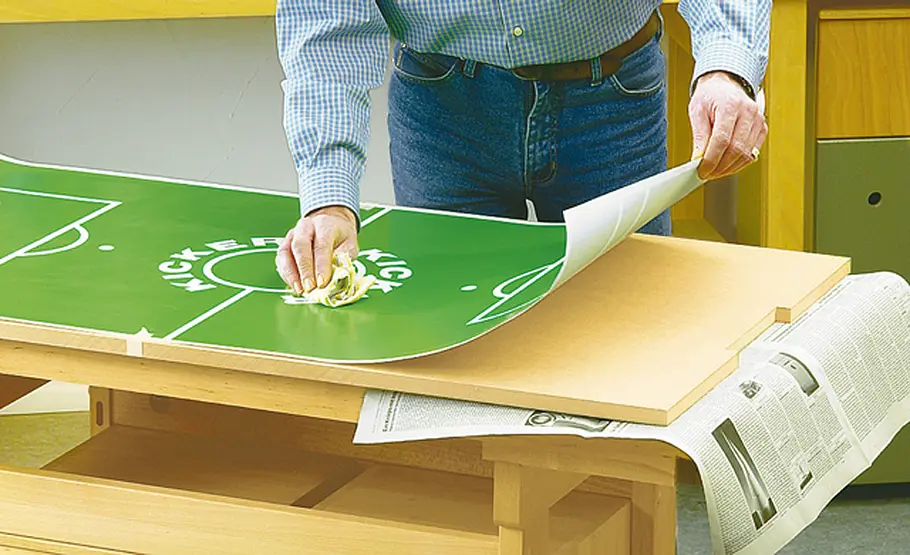 Tischkicker selber bauen Kickertisch: Papier andrücken