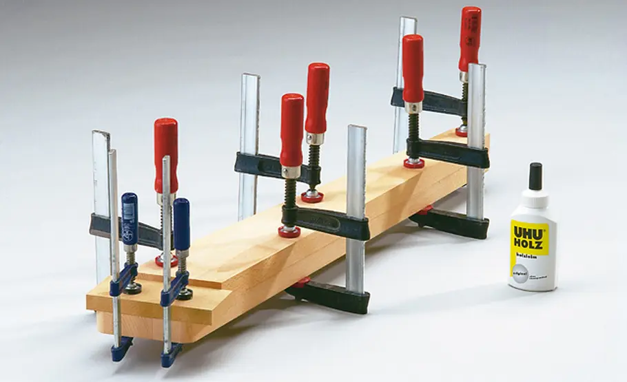 Tischkicker selber bauen Kickertisch: Beinteile leimen