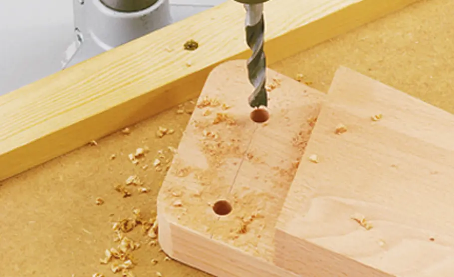 Tischkicker selber bauen Kickertisch: Löcher bohren