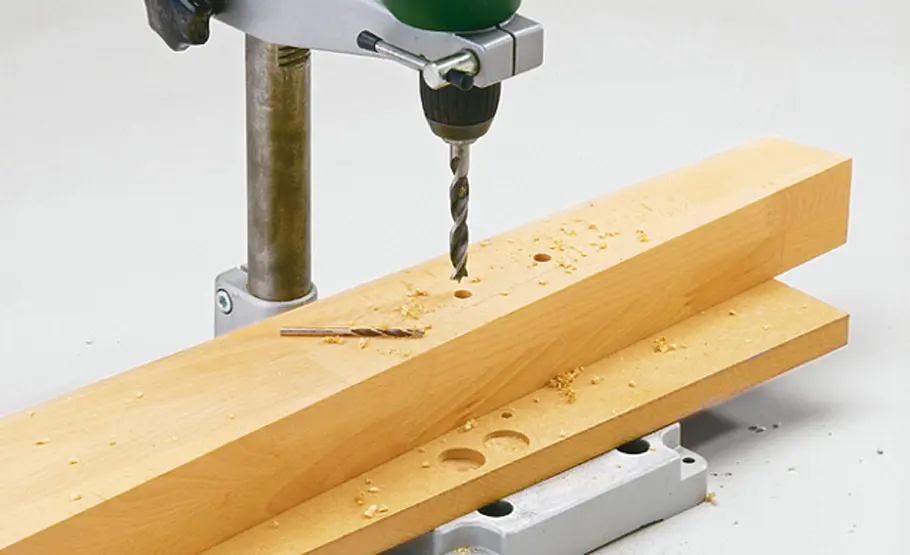 Tischkicker selber bauen Kickertisch: Löcher für Zierdübel