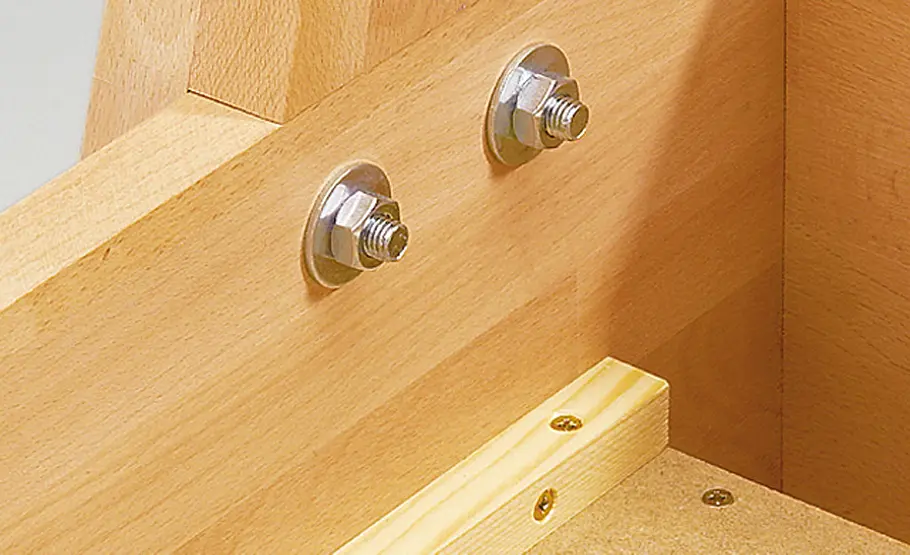 Tischkicker selber bauen Kickertisch: Beine befestigen