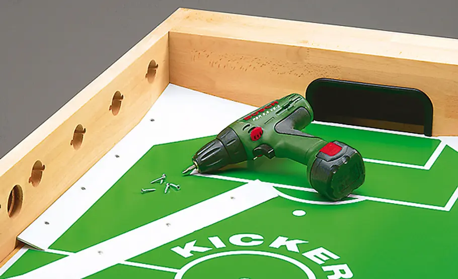 Tischkicker selber bauen Kickertisch: Spielfeldecken verschrauben