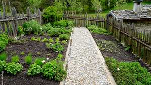 Ein Kiesweg kann auch durch einen Kräutergarten führen. - Foto: iStock / mcbrugg