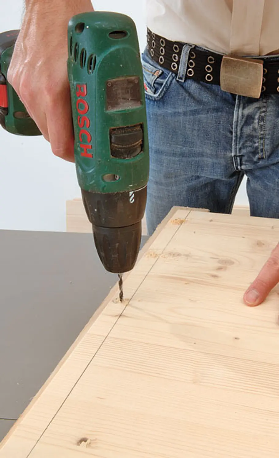 Kinder-Möbel bauen: Tisch & Stuhl Loch bohren