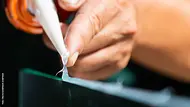 Kleber lässt sich manchmal schwer entfernen. - Foto: iStock / undefined undefined Kleber lässt sich manchmal schwer entfernen. - Foto: iStock / undefined undefined