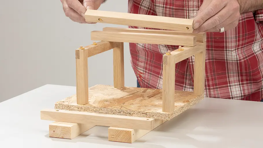 Klebstoff an die Pergolabalken geben Klebstoff an die Pergolabalken geben