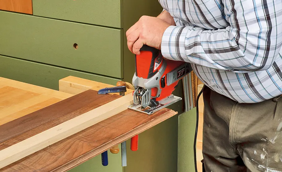 Klorollenhalter selber bauen Klorollenhalter: Holzdielen besäumen