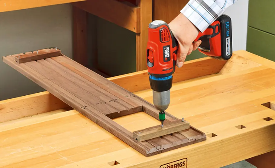 Klorollenhalter selber bauen Klorollenhalter: Dielen mit Querriegeln verschrauben