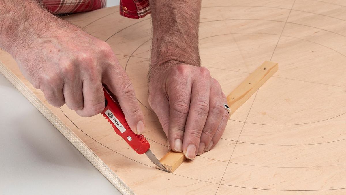 Mit Sägeblatt Konturen vorritzen