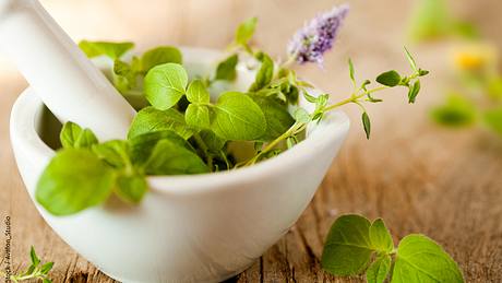 Kräuter der Provence: Das steckt in der | Bild 1 von 6 - Foto: iStock / Avalon_Studio