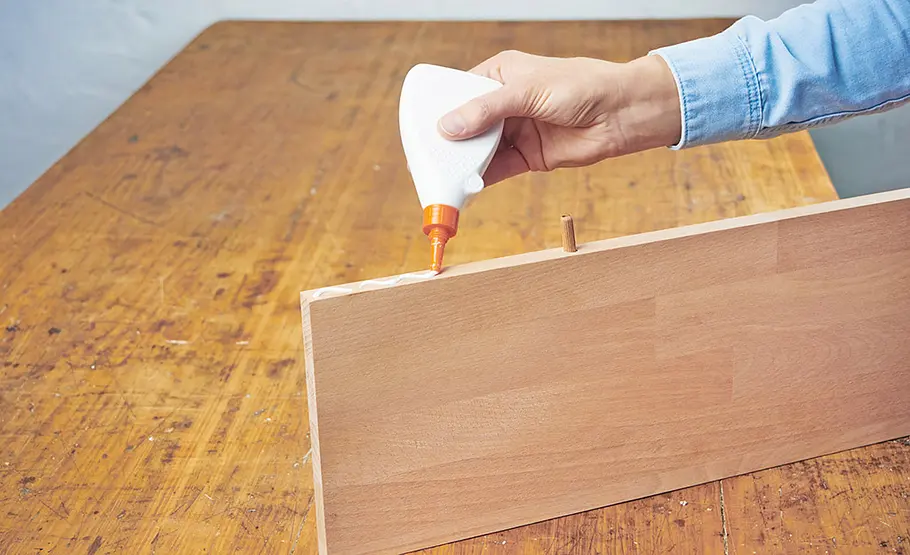 Küchen-Tafel basteln Küchen-Tafel: Holzdübel einfügen
