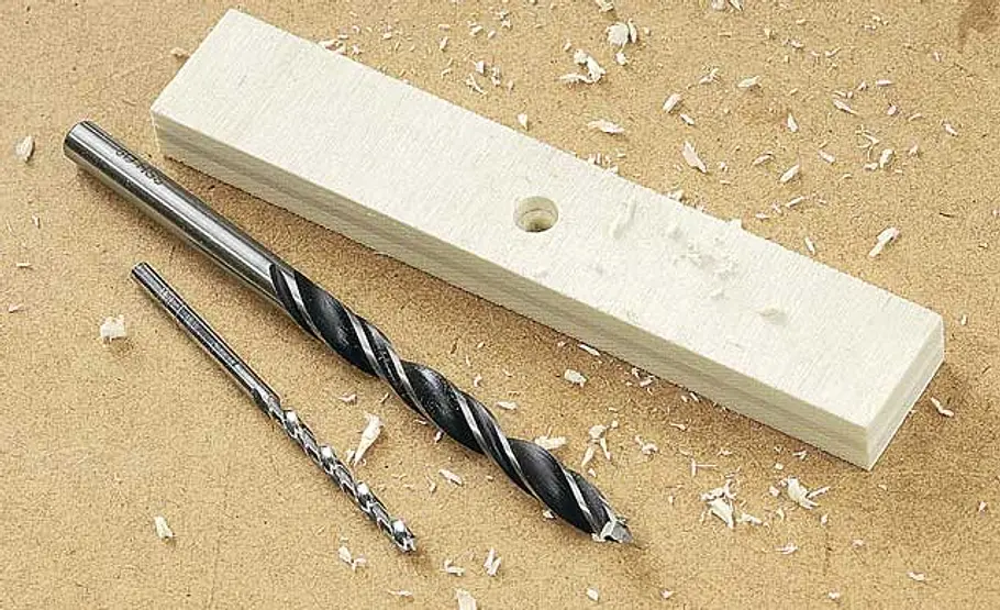 Uhr bauen: Schritt 2 von 12 Sackloch bohren