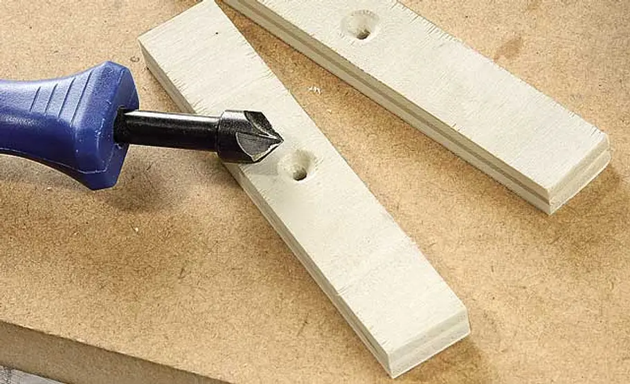 Uhr bauen: Schritt 3 von 12 Bohrloch senken