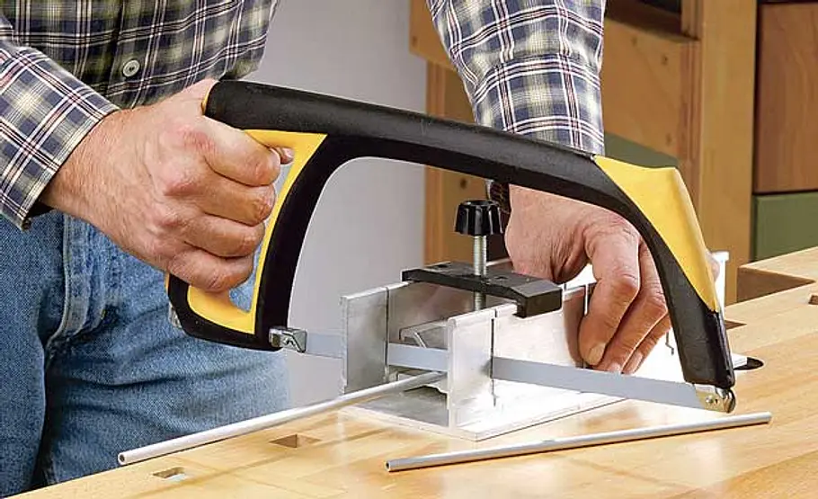 Uhr bauen: Schritt 5 von 12 Alu-Rohr sägen