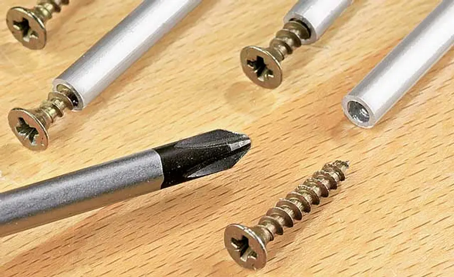 Uhr bauen: Schritt 6 von 12 Gewinde schneiden
