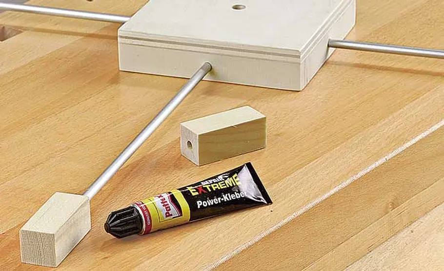 Uhr bauen: Schritt 9 von 12 Ohr verleimen