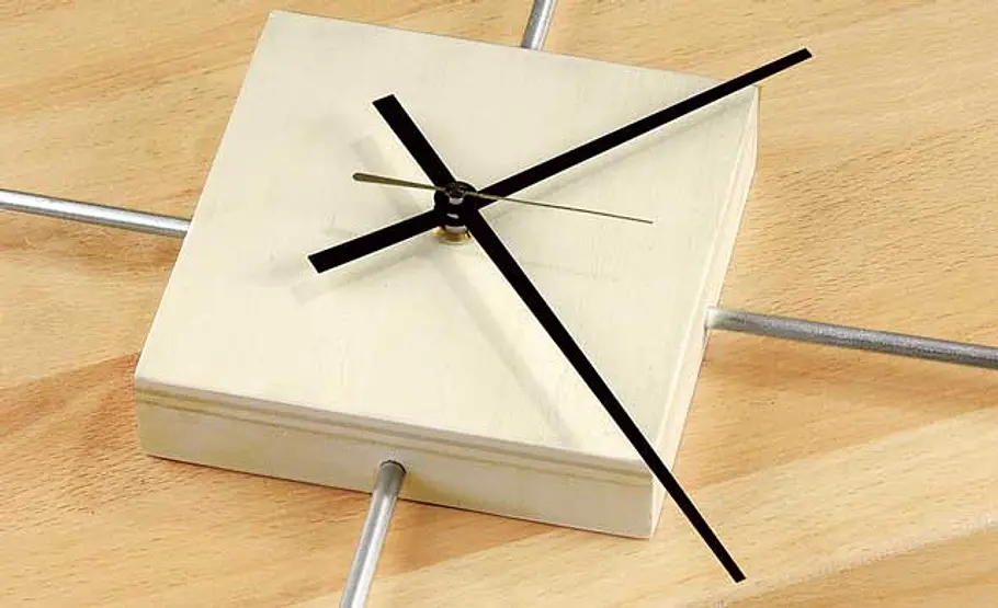 Uhr bauen: Schritt 11 von 12 Uhr einbauen