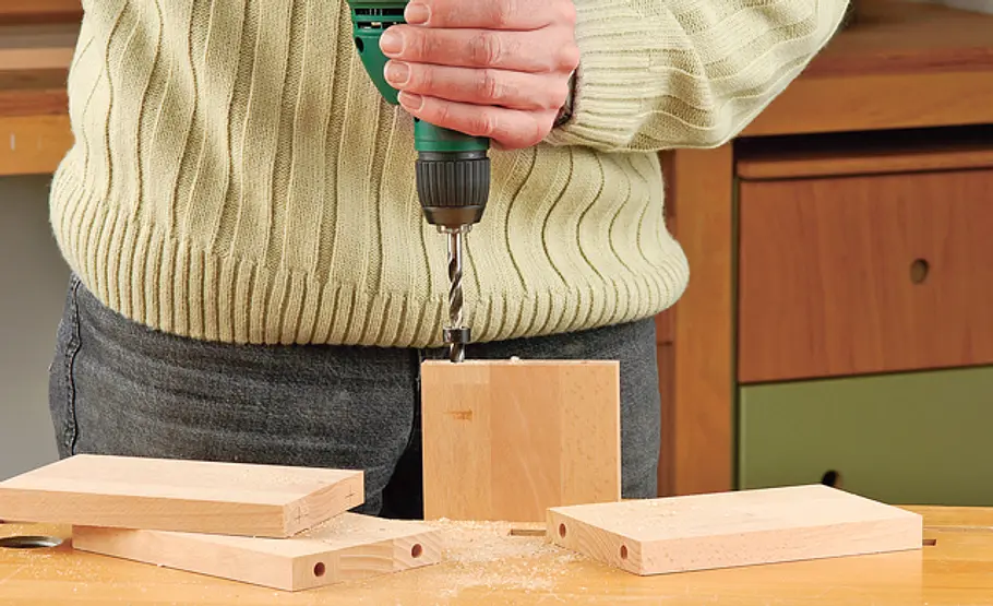 Küchenregal bauen: Schritt 2 von 9 Loch bohren