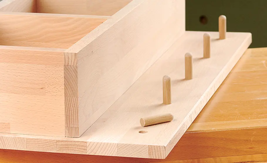 Küchenregal bauen: Schritt 8 von 9 Rundholz-Dübel einleimen