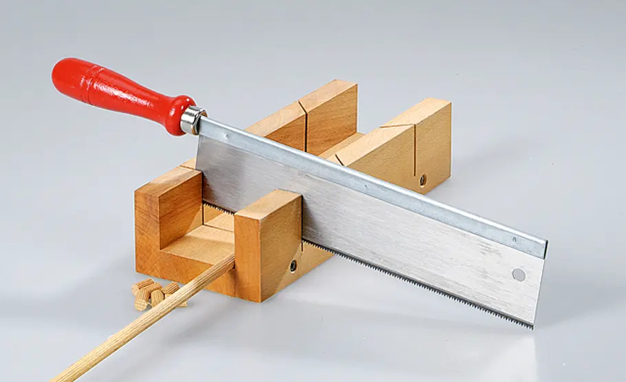 Küchenrollenhalter bauen: Schritt 9 von 18 Holzdübel kürzen