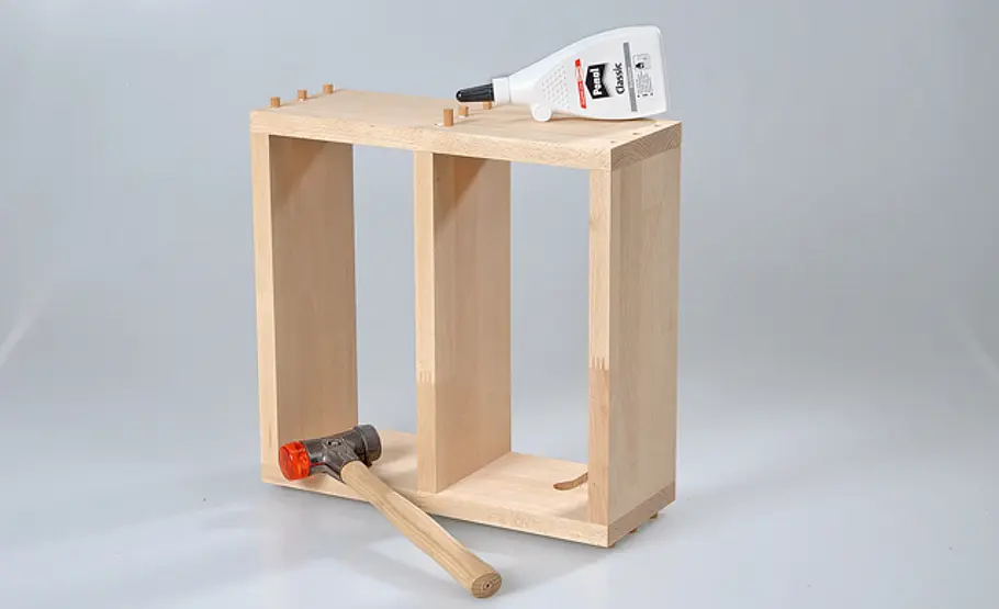 Küchenrollenhalter bauen: Schritt 10 von 18 Holzdübel einleimen