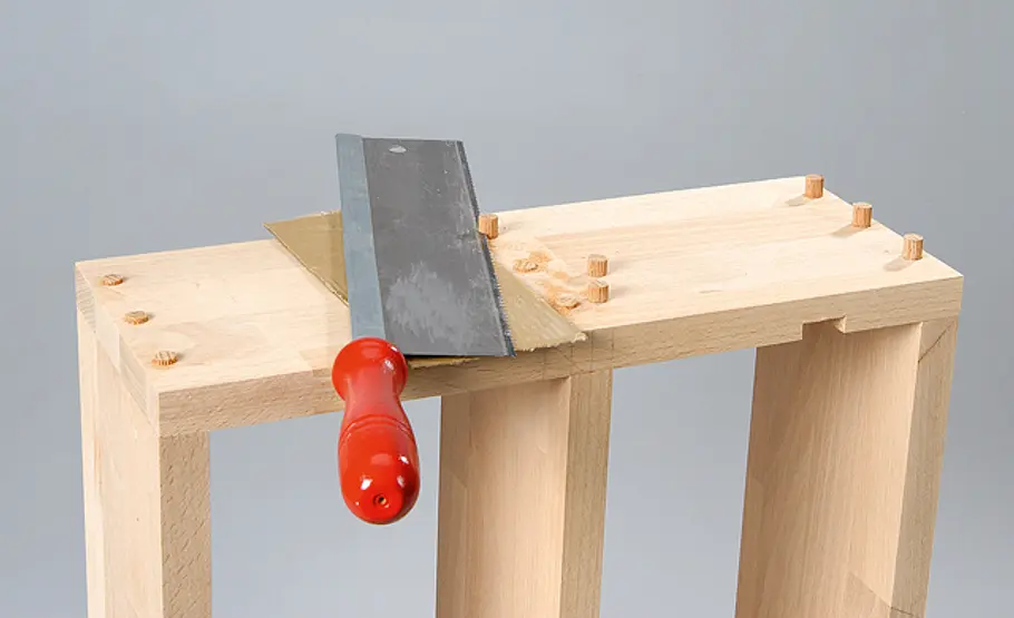 Küchenrollenhalter bauen: Schritt 11 von 18 Dübel bündig kürzen