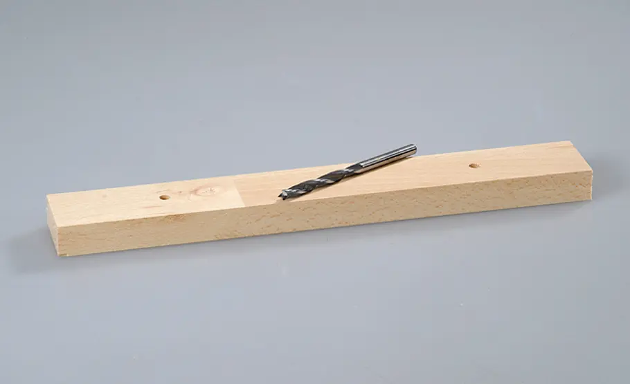 Küchenrollenhalter bauen: Schritt 13 von 18 Montageleiste vorbohren